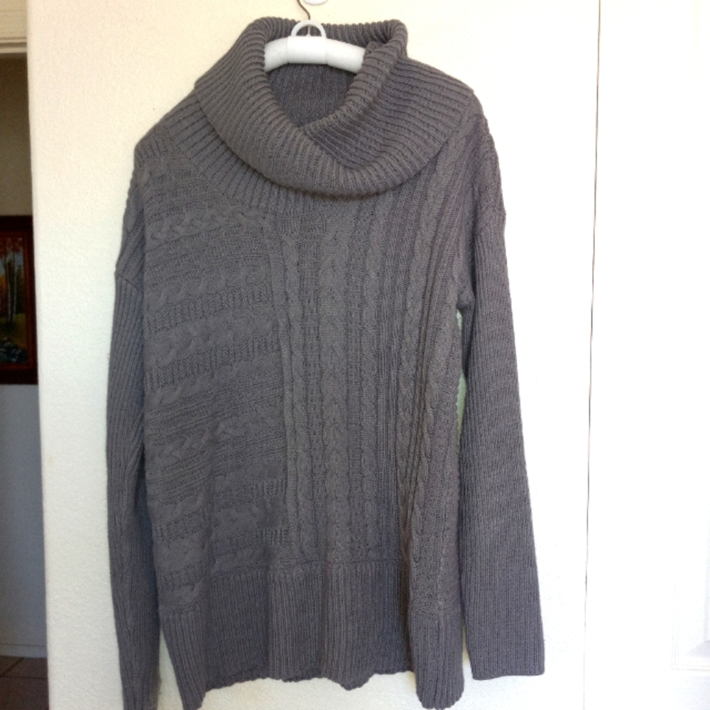 Women's Dress Barn turtleneck sweater cable net front size large. Slightly worn
